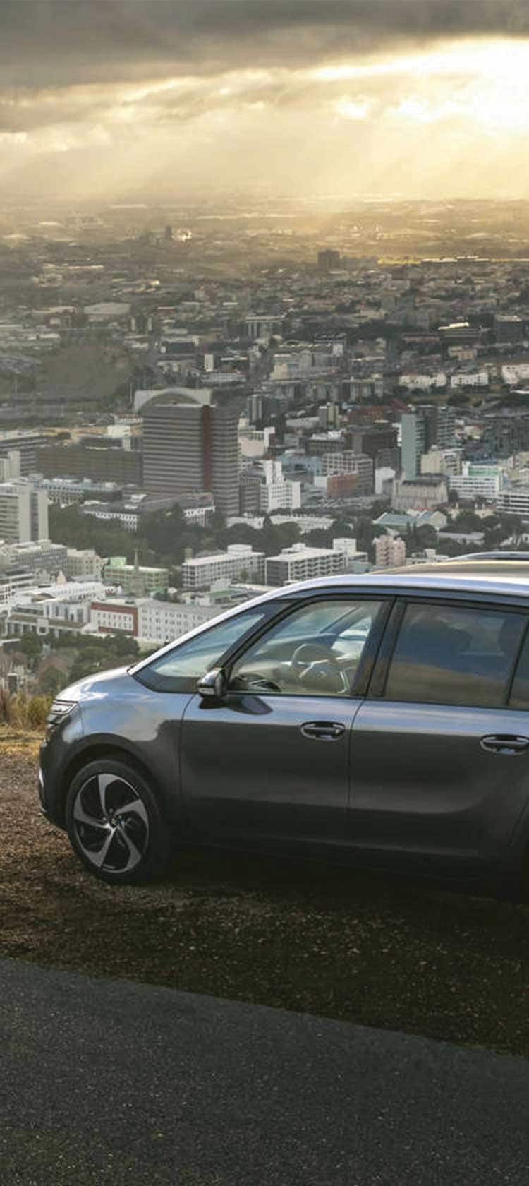 Grand C4 Spacetourer à l'arrêt face à un panorama de la ville