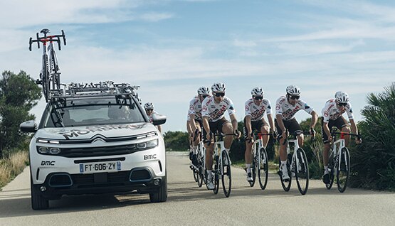 Coureurs de l'équipe AG2R CITROËN TEAM sur leur vélo