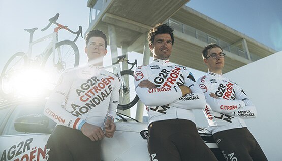 Trois coureurs de AG2R CITROËN TEAM portant le maillot de l'équipe