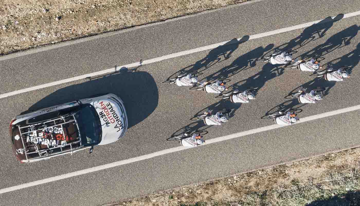 SUV C5 Aircross et l'équipe de cycliste AG2R CIROËN TEAM sur la route