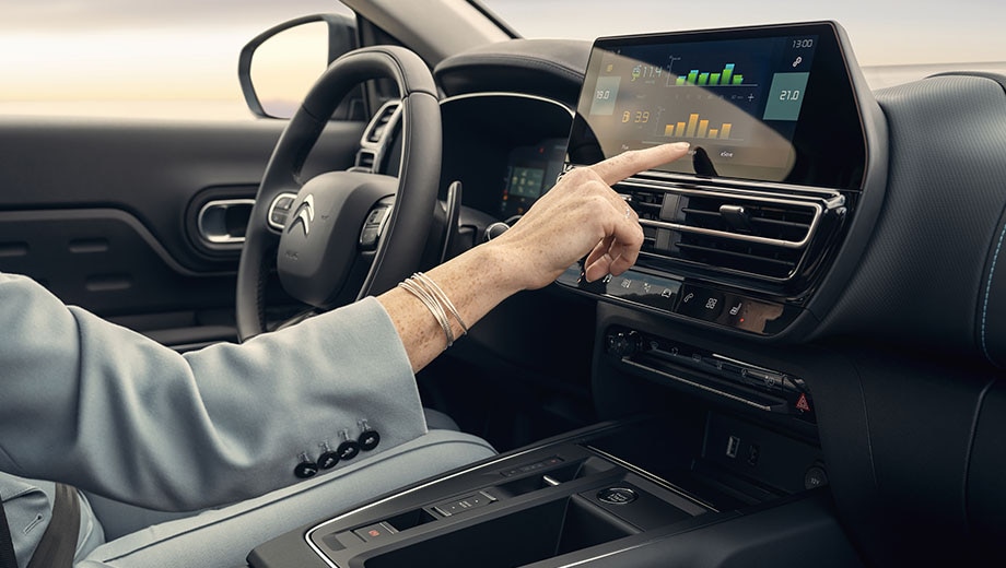 Main de femme et tablette tactile de Citroën C5 Aircross