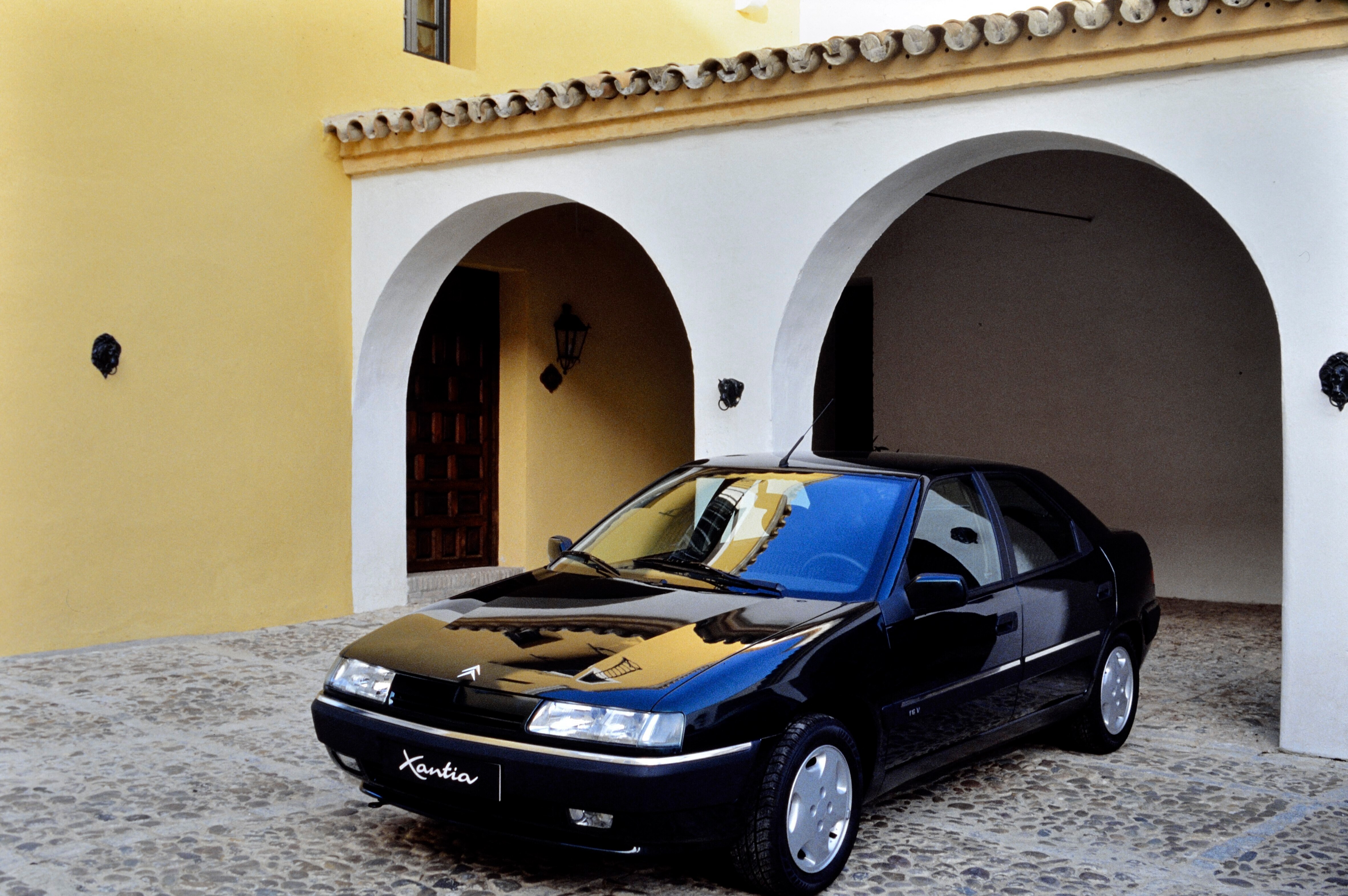 Une Xantia Citroën dans la cour intérieur d'une villa espagnole en février 1993. Photo de Patrick Legros. Utilisation éditoriale uniquement, nous contacter pour toute autre utilisation